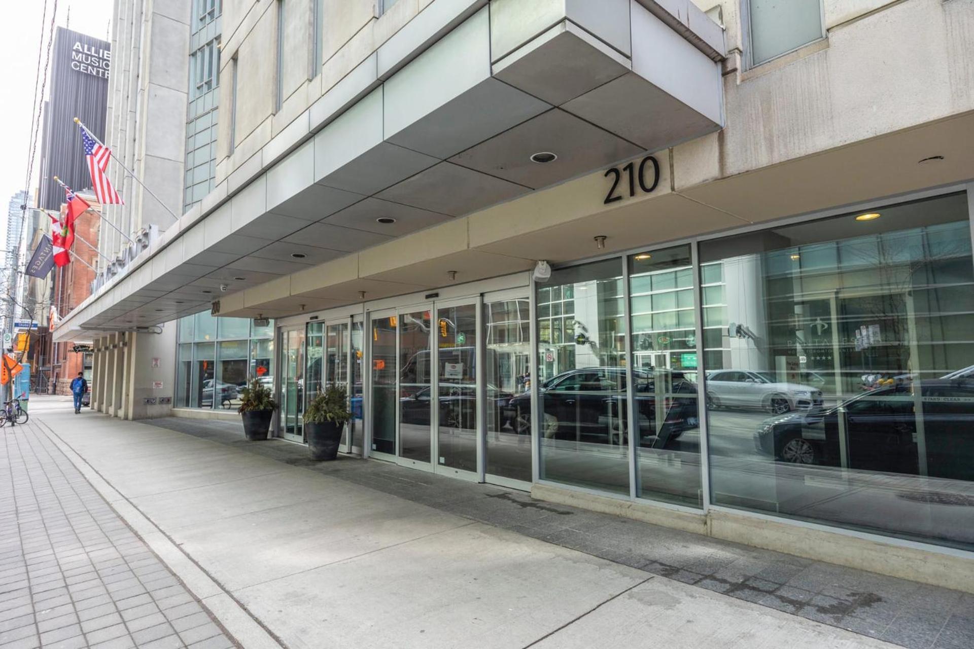 Modern 2-bedroom W Floor To Ceiling Windows * Toronto