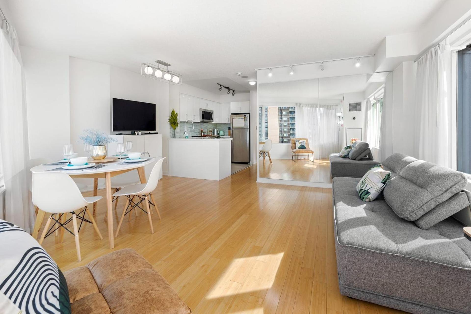 Modern 2-bedroom W Floor To Ceiling Windows Holiday home Toronto