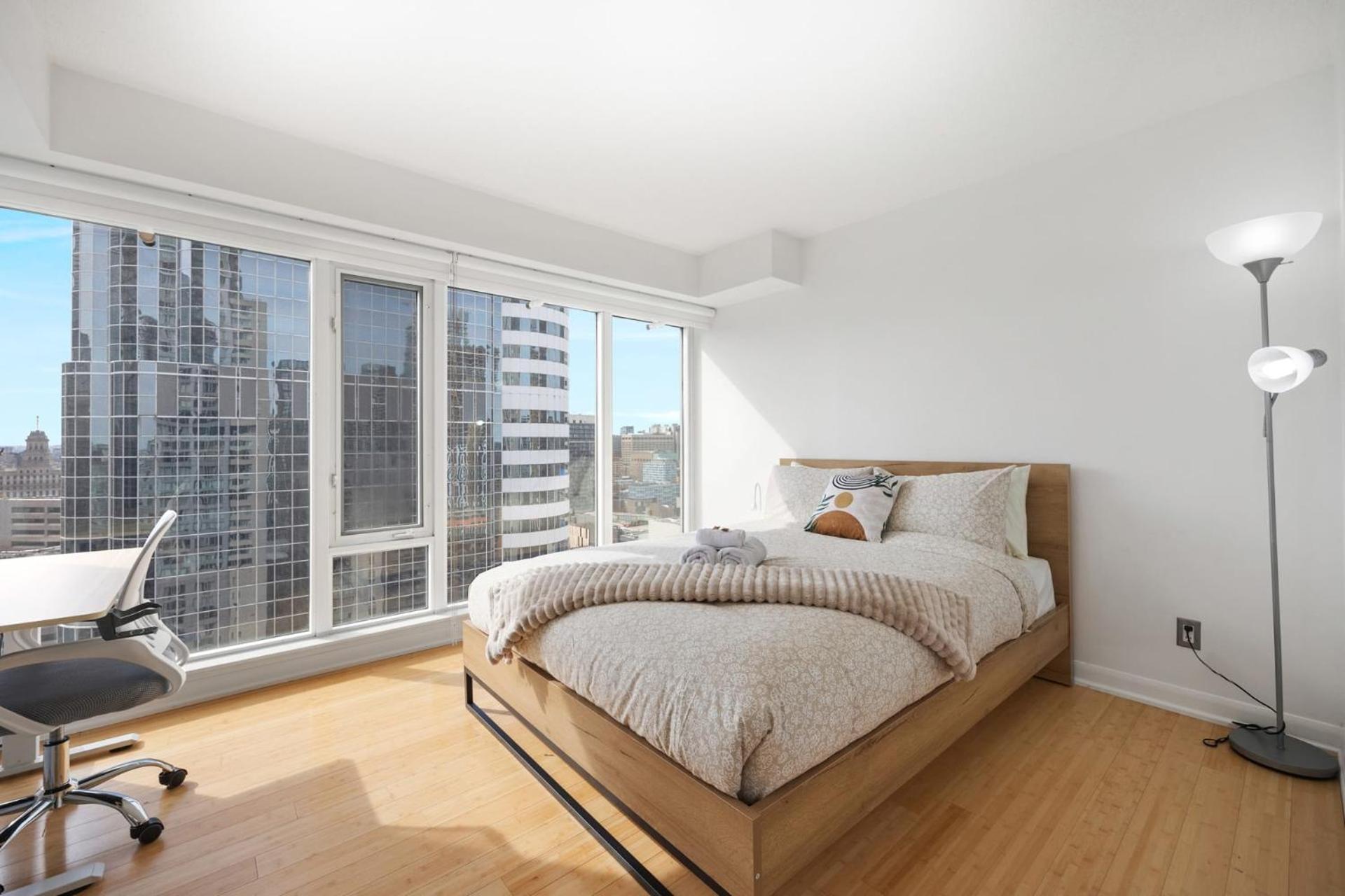 Modern 2-bedroom W Floor To Ceiling Windows Holiday home Toronto